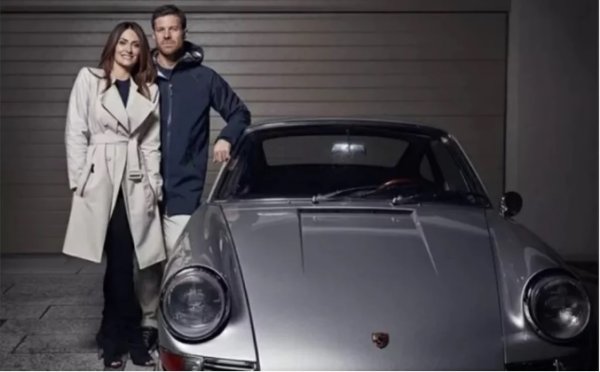 Сред най-забележителните модели в колекцията на Алонсо е един наистина уникален: Porsche 912. Този автомобил, произведен през 1965 година, е рядкост в света на класическите коли, като са останали само два екземпляра. 

Притежаването на един от тези модели е истинска привилегия, с която малцина автомобилни ентусиасти могат да се похвалят.
Porsche 912 има 1.6-литров четирицилиндров двигател, генериращ 90 конски сили. Въпреки че е по-скромен модел по отношение на мощност от 911, той предлага уникално иизживяване. Може да ускори от 0 до 100 километра в час за 11 секунди и да достигне максимална скорост от 190 километра в час.

За Шаби Алонсо този модел е много повече от кола; той е символ на ексклузивност и страст , превозно средство, което само истинските фенове на Porsche познават и ценят.